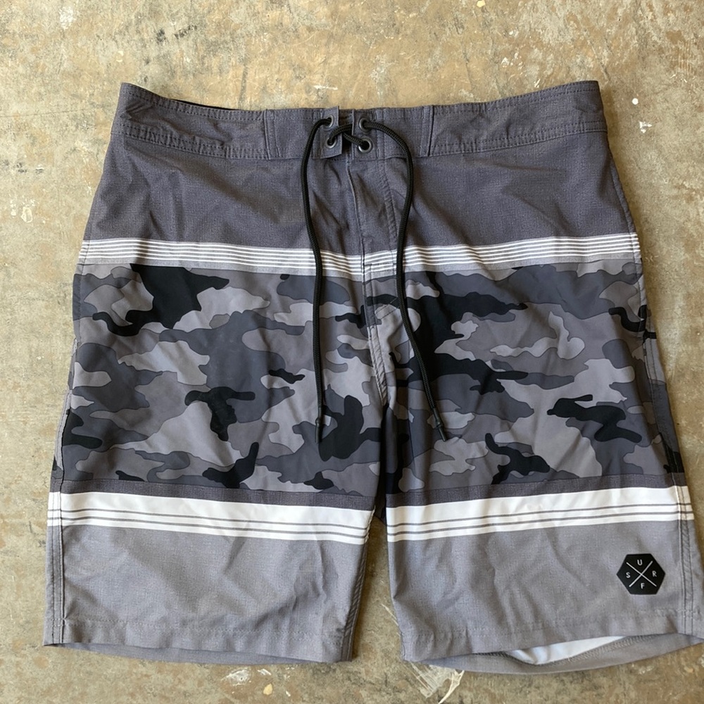 Board Shorts No Boundaries Gray Black sz 34 Like New